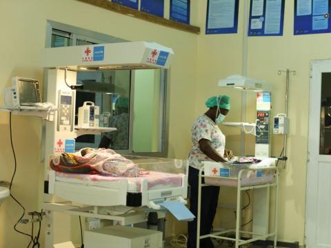 A nurse attends to a baby in the Kailahun SCBU A nurse attends to a baby in the Kailahun SCBU