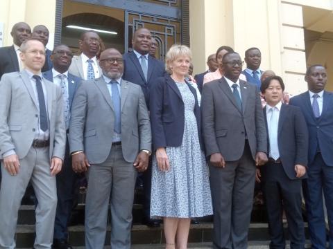 ADB Executive Directors pose with Sierra Leone's ministers of Finance ADB Executive Directors pose with Sierra Leone's ministers of Finance