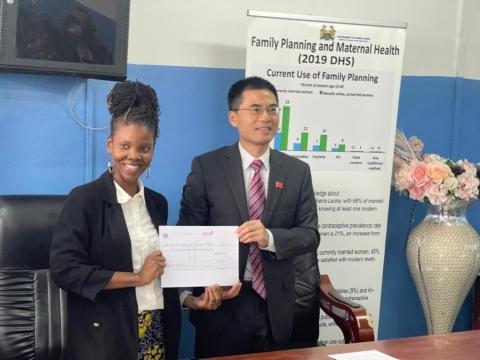 Ambassador Wang presenting the 20,000 dollars to the Deputy Minister of Health II Ambassador Wang presenting the 20,000 dollars to the Deputy Minister of Health II