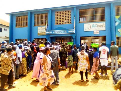 Chaotic scenes at the Rokel Commercial Bank in Kenema on Tuesday.jpg Chaotic scenes at the Rokel Commercial Bank in Kenema on Tuesday.jpg