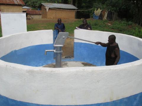 Chief Tamba William of Moigbedu Village in Kono District demonstrates a fault with the village’s only modern source of safe drinking water. Chief Tamba William of Moigbedu Village in Kono District demonstrates a fault with the village’s only modern source of safe drinking water.
