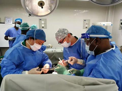 Chinese medical experts working alongside Sierra Leonean counterparts Chinese medical experts working alongside Sierra Leonean counterparts