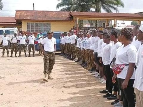 Col. A O Kamara addressing the team before the cleaning exercise Col. A O Kamara addressing the team before the cleaning exercise