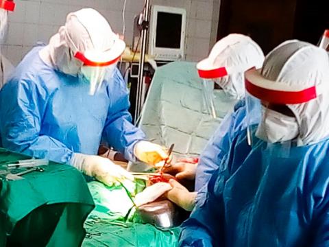 Doctors at the 34 Military Hospital operate on a Covid-19 patient Doctors at the 34 Military Hospital operate on a Covid-19 patient