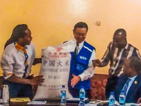 Dr Sengeh handing over the rice to WFP Offical Dr Sengeh handing over the rice to WFP Offical