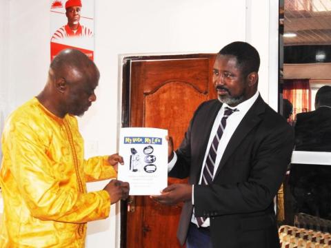 IGR handing over citizen’s manifesto to APC IGR handing over citizen’s manifesto to APC
