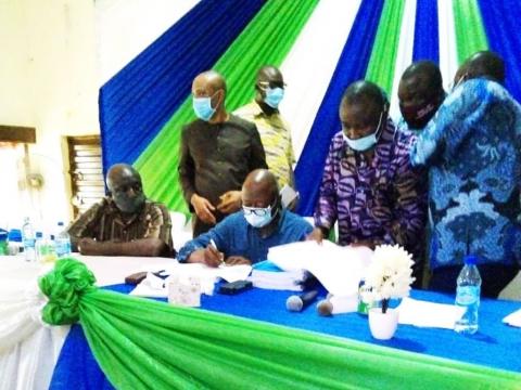 Minister of Energy singing the document Minister of Energy singing the document