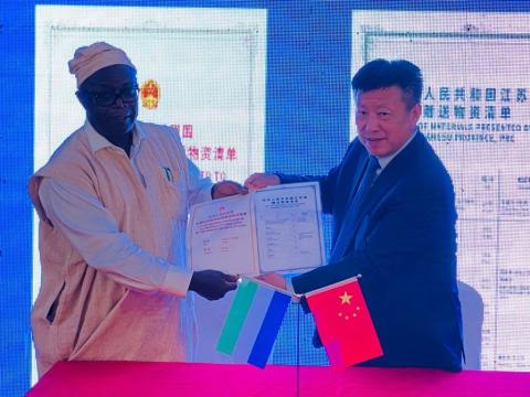 Minister of Local Government, Tamba Lamina and Jiangsu Province Vice Governor, Fang Wei after signing trade MOU Minister of Local Government, Tamba Lamina and Jiangsu Province Vice Governor, Fang Wei after signing trade MOU