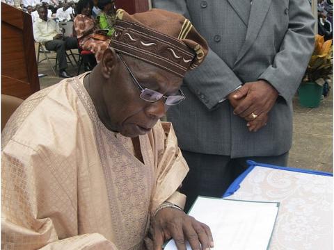 Obasanjo signing in the college register Obasanjo signing in the college register