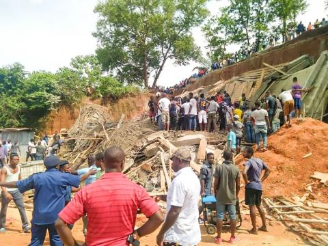 Scene of the collapsed building in Bo Scene of the collapsed building in Bo