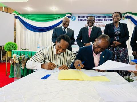 Chief Minister David Sengeh (L) and Samura Kamara (R) signing the agreement Chief Minister David Sengeh (L) and Samura Kamara (R) signing the agreement